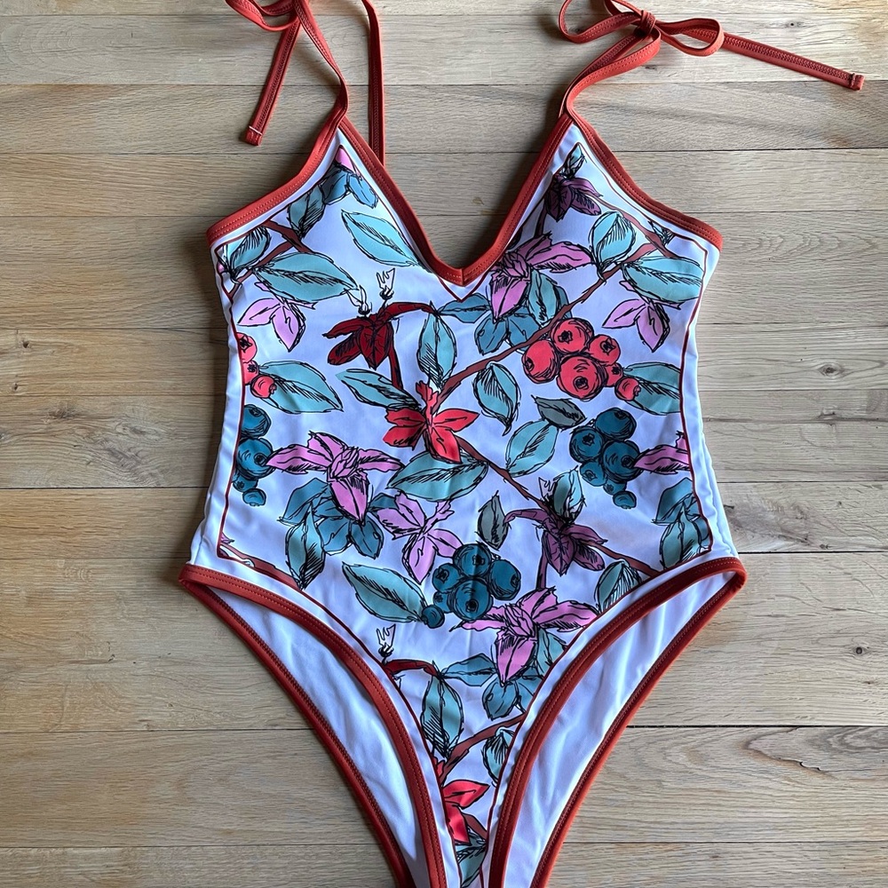 Classy one piece swimsuit with removable pads - Never Worn